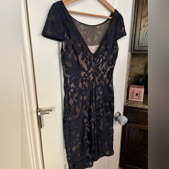 Gorgeous Calvin Klein lace dress! Size 2 - excellent condition! - Picture 5 of 10